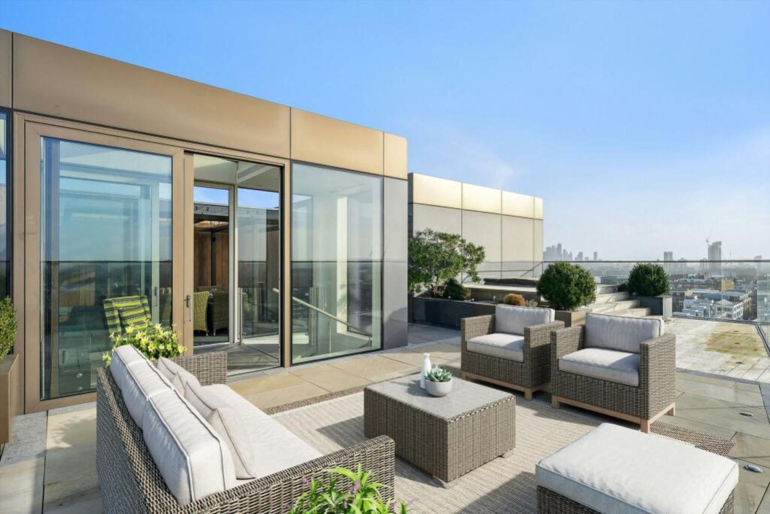 Stunning Duplex Penthouse Over 2200 Sq Ft Sleeps 8 With Jacuzzi Rooftop Views Of The City